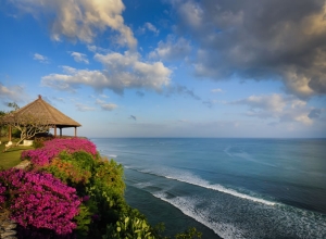Bayuh Sabbha - sea below the pool